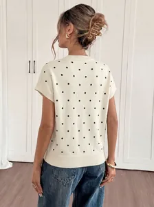 Detailansicht der Rückseite eines Damen-Kurzarm-Strickpullovers mit Polka-Dots und Rippbündchen