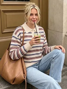 Pull en maille à rayures avec col Polo tendance, porté avec un jean et un grand sac