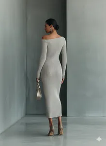 Robe longue élégante grise en maille côtelée à épaules dénudées avec vue de dos détaillée