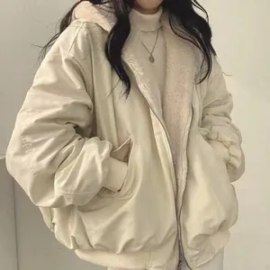 Gedetailleerd overzicht van een oversized omkeerbaar jack met fleecevoering en capuchon in beige