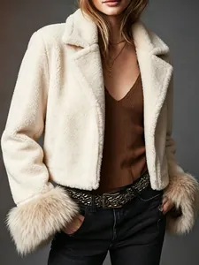 Detaillierte Textur einer weißen Kunstpelzjacke mit flauschigen Bündchen und Revers