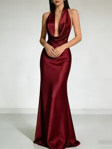 Elegante diepe V-hals bordeauxrode satijnen avondjurk met een sexy open rug ontwerp