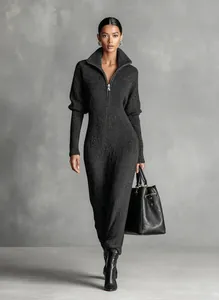 Vue détaillée de la combinaison en maille gris anthracite pour femme avec zip au col