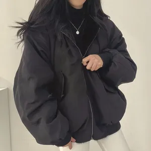 Gedetailleerd overzicht van een zwart oversized omkeerbaar fleece bomberjack voor de winter.