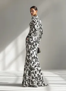 Elegante vestido de noche de manga larga con estampado floral en blanco y negro y corte entallado