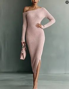 Vue complète d'une robe midi élégante en maille côtelée rose poudré à épaules dénudées