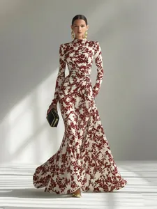 Elegante vestido largo de manga larga con estampado floral burdeos y cuerpo fruncido