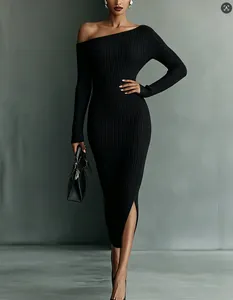 Vue détaillée d'une élégante robe midi noire en maille à une épaule avec une fente