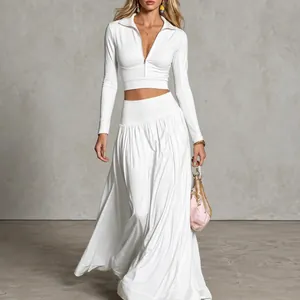 Κομψό λευκό σετ δύο τεμαχίων crop top με μακριά μανίκια και πλισέ μάξι φούστα για γυναίκες