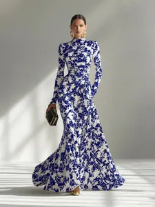 Elegante vestido largo con estampado floral azul y blanco, manga larga y fruncido