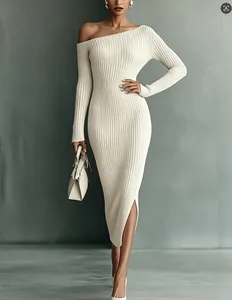 Robe mi-longue élégante en maille côtelée à épaule dénudée et manches longues blanc crème chic.