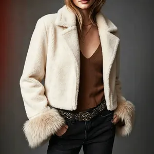 Stylische weiße Webpelzjacke mit Reverskragen und flauschigen Ärmelbündchen für Damen.