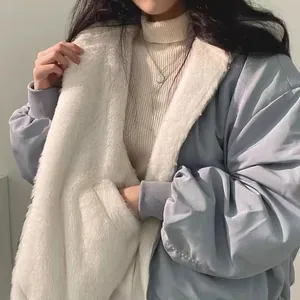 Gedetailleerde weergave van een stijlvolle blauw-witte omkeerbare lamswollen jas