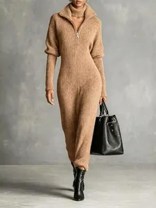 Contexte en pied d'une combinaison en tricot camel stylisée avec un sac à main noir