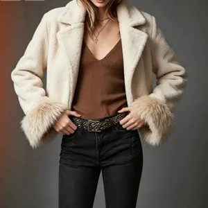 Modische cremefarbene Kurzjacke aus Kunstpelz mit Revers und Pelzmanschetten für Damen