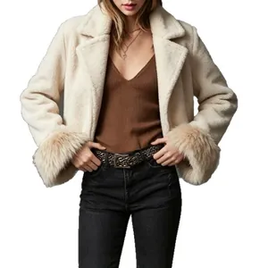 Stylische cremefarbene Kunstpelzjacke mit flauschigen Ärmeln für den Herbst