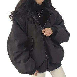 Oversized zwart winterjack met ritssluiting en een warme fleece voering.