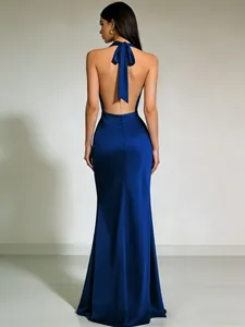 Elegante donkerblauwe satijnen avondjurk met halternek en open rug detail view