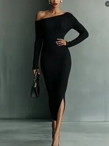 Robe mi-longue élégante en maille côtelée noire à une épaule et manches longues pour femmes.