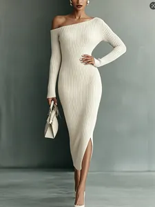Robe mi-longue élégante en maille côtelée crème à épaules dénudées avec fente latérale