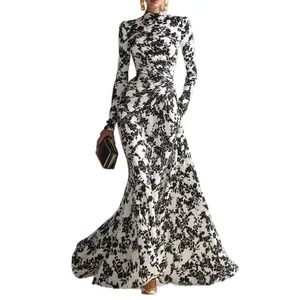 Elegante vestido largo de manga larga con estampado floral blanco y negro y detalles fruncidos