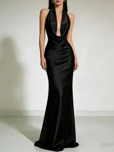Detail van het elegante silhouet en de luxe satijnen afwerking van deze zwarte avondjurk
