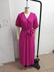 Elegante vestido largo cruzado magenta con escote en V, mangas farol y cinturón lazo