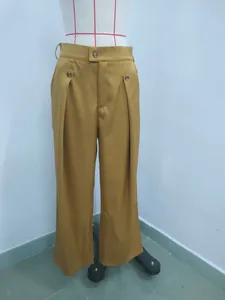 Vista frontale di pantaloni da abito a gamba larga giallo senape con dettagli a pieghe