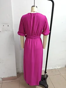 Vista trasera de vestido largo fucsia cruzado con mangas de linterna y lazo de cintura.