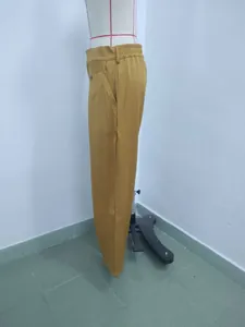 Vista laterale di pantaloni da uomo larghi a gamba dritta color giallo senape su manichino