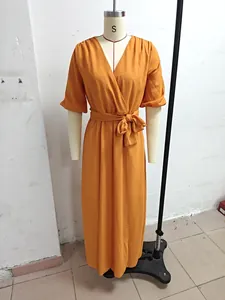 Elegante vestido maxi cruzado amarillo mostaza con cuello en V, mangas farol y cinturón lazo.