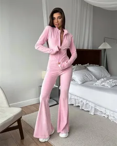Conjunto de dos piezas de terciopelo rosa con cárdigan con cremallera y pantalones campana