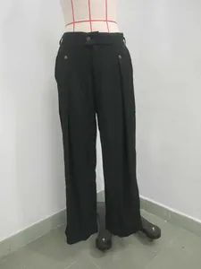 Dettaglio di pantaloni da abito neri a gamba dritta su manichino con bottoni