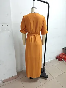 Vista trasera de vestido largo naranja con mangas linterna y lazo en la cintura en maniquí