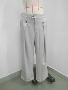 Vista frontale dettagliata dei pantaloni da abito casual da uomo su un manichino