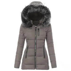Vista dettagliata della giacca invernale slim fit da donna con cappuccio in pelliccia