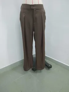 Dettaglio dei pantaloni da abito casual da uomo a gamba dritta in marrone classico