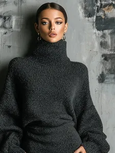 Hochwertige Detailaufnahme eines dunkelgrauen Strickkleides mit Rollkragen für Damen