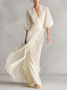 Elegante vestido largo cruzado blanco con escote en V profundo y mangas farol