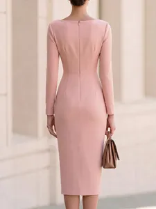Vue arrière détaillée d'une robe midi rose à encolure bateau avec plis à la taille.