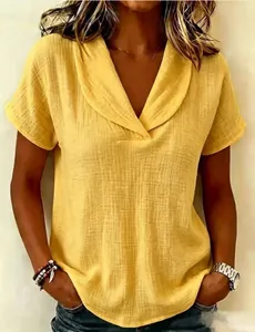 Vue détaillée d'une chemise en coton et lin jaune avec col en V et une coupe ample décontractée