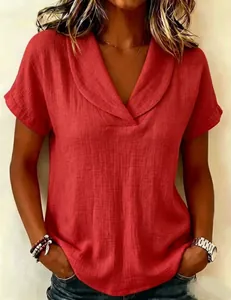 Détail montrant la texture de la chemise en lin rouge avec un col en V élégant