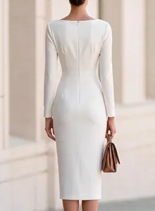 Robe midi blanche à manches longues élégante, vue de dos épurée et taille ajustée.