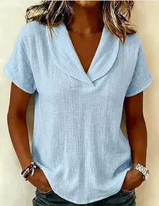 Gros plan d'une chemise en coton et lin bleu clair avec col en V et coupe décontractée