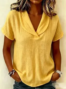 Chemisier décontracté en coton et lin jaune à col en V pour femmes, haut d'été ample et chic.
