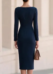 Vue arrière détaillée d'une robe midi bleu marine à col bateau et manches longues