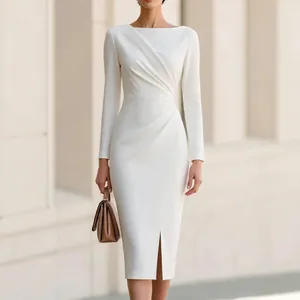Robe midi blanche élégante à encolure bateau et manches longues avec fente frontale