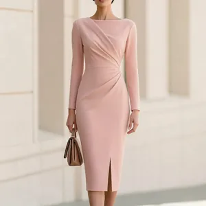 Robe fourreau élégante à manches longues, encolure bateau, taille plissée rose.