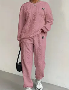 Conjunto de sudadera y pantalón de punto jacquard rosa para mujer en un modelo