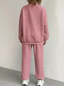 Vista trasera de un conjunto casual rosa de jacquard con sudadera y pantalón largo